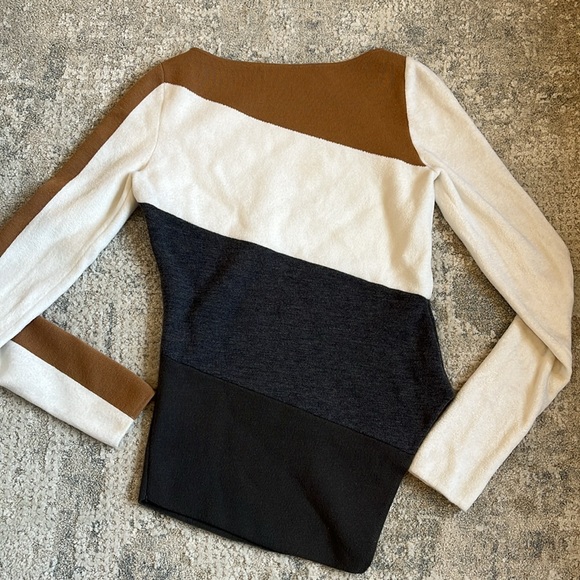 Diane von Furstenberg asymmetrical top. - Picture 2 of 2